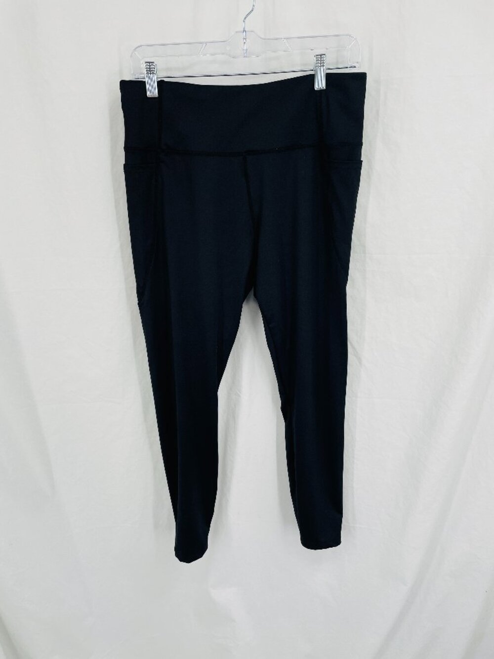 Crown & Ivy Black Athletic Leggings with Pockets